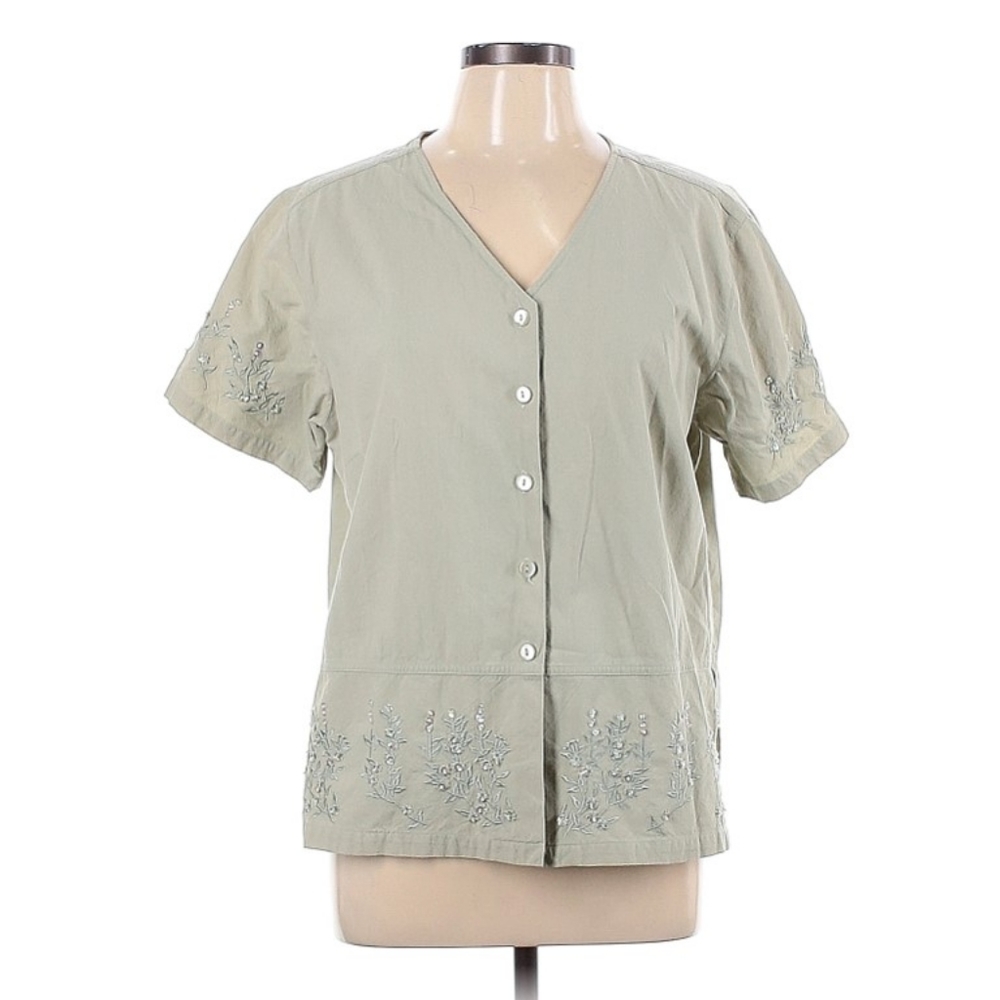 Jane Ashley short sleeve button up shirt.